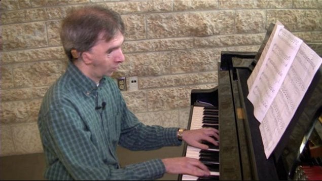 Francis Smith peut enfin entre les mélodies qu'il joue au piano et au violon.