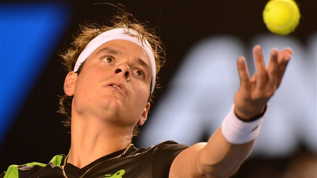 Le Canadien Milos Raonic au service contre le Suisse Roger Federer à Melbourne