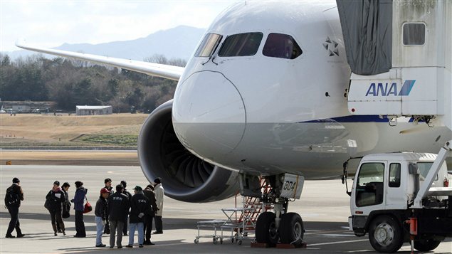 Des enquêteurs inspectent une Boeing 787 de la compagnie All Nippon Airways au Japon.