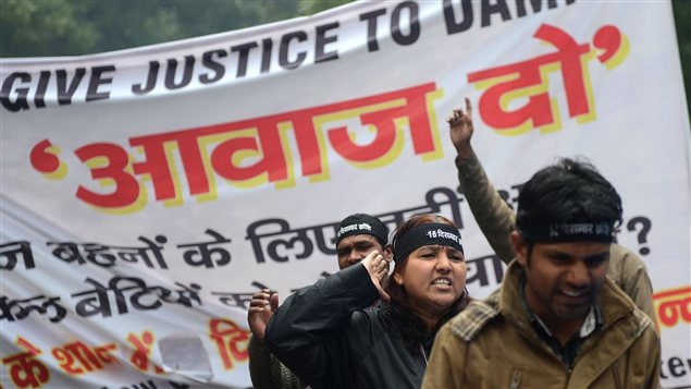 Des Indiens manifestent contre le viol collectif et le meurtre d'une jeune étudiante à New Delhi le 18 janvier 2013.