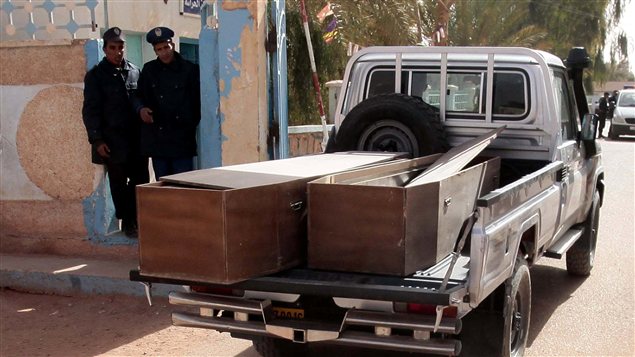 Un camion transporte des cercueils.