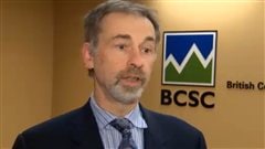 Le directeur général de la British Columbia Securities Commission, Paul Bourque, en entrevue à Radio-Canada en janvier 2013.
