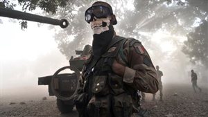 Un légionnaire français arborant un masque frappé d'une tête de mort.