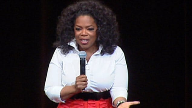 L'animatrice de télévision américaine Oprah Winfrey livre une allocution devant des milliers de personnes à Edmonton, le 21 janvier 2013.