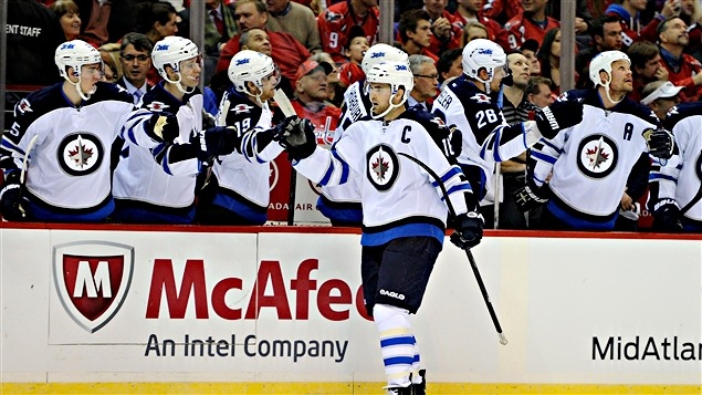 Andrew Ladd félicité par ses coéquipiers des Jets.