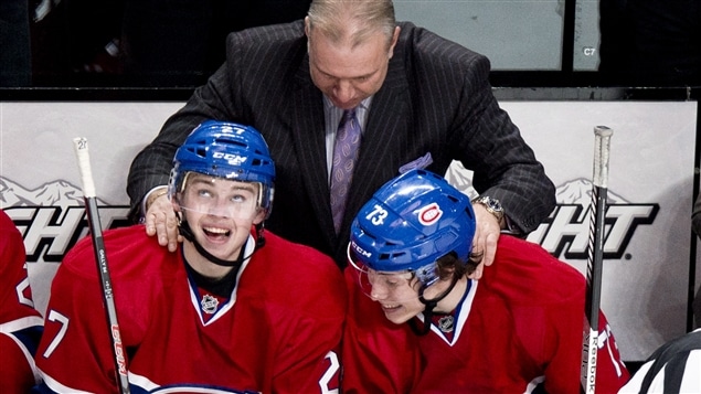 Michel Therrien félicite Alex Galchenyuk (à gauche), et Brendan Gallagher