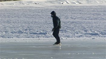 Quelques personnes ont bravé le froid mercredi matin sur le canal Rideau.