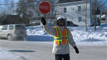 Une brigadière brave le froid glacial.