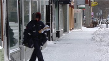 Un facteur au travail sur la rue Saint-Germain