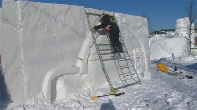 un sculpteur sur neige � l'oeuvre