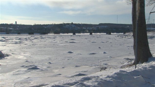 Vue du pont Sainte-Anne sur le Saguenay, l'hiver