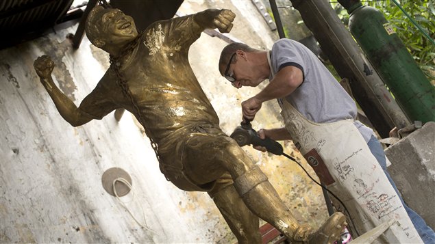 Le sculpteur Ique et sa statue de Pelé