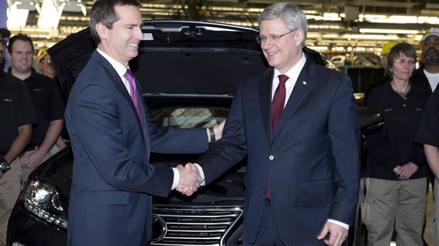 Le premier ministre du Canada, Stephen Harper (à droite), en compagnie de son homologue ontarien, Dalton Mcguinty