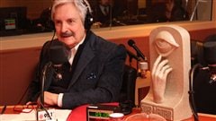 Marc Laurendeau et son troph�e du � D�tecteur de mensonges ��Radio-Canada/Marie-Sandrine Auger