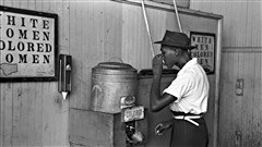 Un homme s�abreuve � une fontaine r�serv�e aux Noirs � Oklahoma, aux �tats-Unis, en 1939. / � Russell Lee, Library of Congress, Wikip�dia