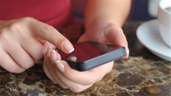 Un usager de cellulaire