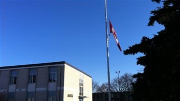 Un drapeau en berne à l'école Winston Chruchill que fréquentait le petit Kesean Williams.