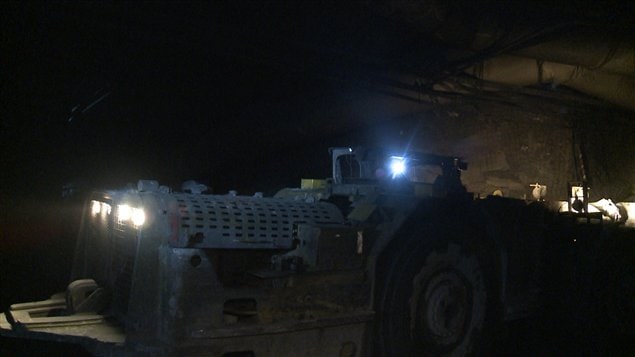 Un camion minier sous terre