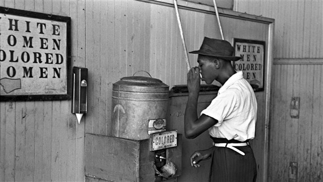 Un homme s�abreuve � une fontaine r�serv�e aux Noirs � Oklahoma, aux �tats-Unis, en 1939. / � Russell Lee, Library of Congress, Wikip�dia