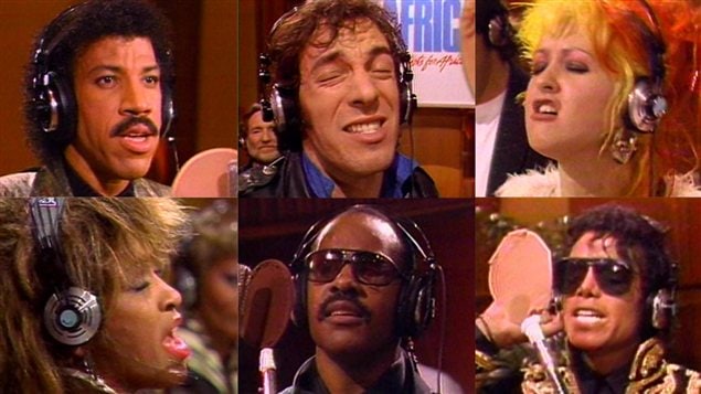 Lionel Ritchie, Bruce Springsteen, Cindy Lauper, Tina Turner, Stevie Wonder et Michael Jackson lors de l'enregistrement de <em>We are the world</em>