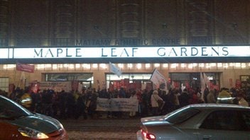 Des dizaines de manifestants devant l'ancien Maple Leaf Gardens vendredi soir.