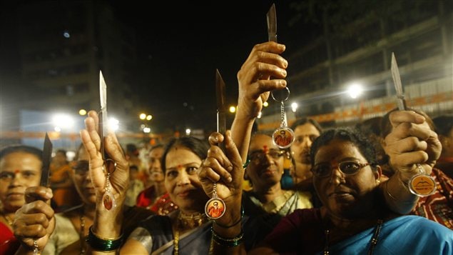 Des femmes de Mumbai exhibent fièrement le couteau qu'elles ont reçu de Shiv Sena.