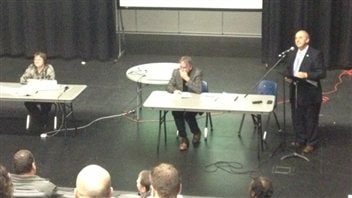 Bernard Roy du CEF s'adresse à l'Assemblée des électeurs