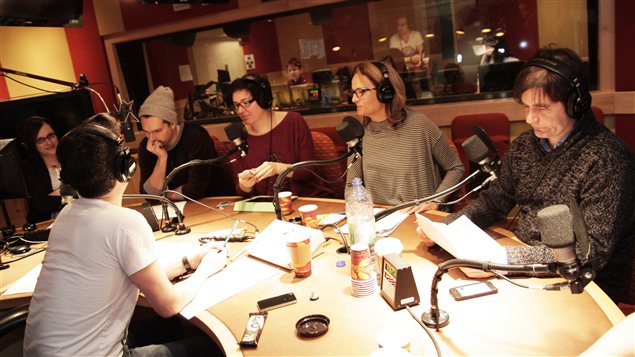 Autour de la table : Chloé Sondervorst, Fabien Loszach, Nadia Seracoio, Anne Darche et Martin Lessard | © Radio-Canada / Philippe Couture Autour de la table : Chloé Sondervorst, Fabien Loszach, Nadia Seracoio, Anne Darche et Martin Lessard | © Radio-Canada / Philippe Couture