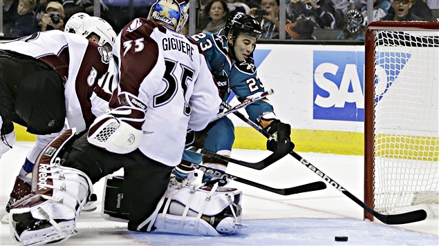 Scott Gomez rate un filet désert.
