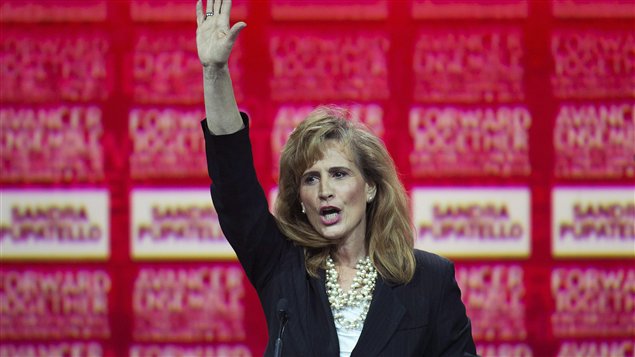 La candidate Sandra Pupatello salue ses partisans.