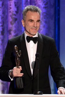 Daniel Day-Lewis accepte son prix pour son rôle dans « Lincoln » aux Screen Actors Guild (SAG).