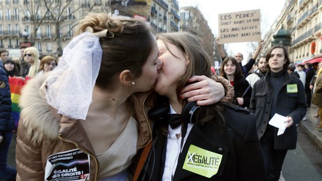 Manifestation à Paris pour le mariage gai en France