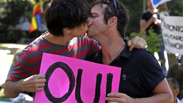 Deux hommes s'embrassent pendant une manifestation pour le mariage gai, le 27 janvier, à Buenos Aires, en Argentine, en soutien à la lutte pour le mariage gai en France.