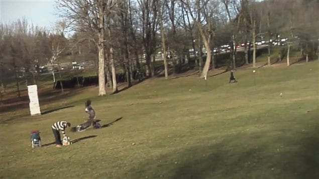 Image provenant de la vidéo diffusée sur le site YouTube, montrant un aigle agrippant un bébé