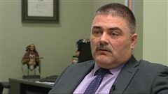Le planificateur financier et conseiller en assurance Andrew Clarke accorde une entrevue à la caméra de Radio-Canada, en janvier 2013, au Manitoba.