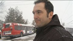Le propriétaire du restaurant, Dustin Therrien, s'inquiète pour ses employés.