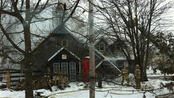 Des pompiers combattent l'incendie à l'ancienne école de rang.