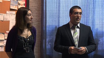La chargée de projet, Stéphanie Gracia et l'agent de migration, Martin Poirier, en conférence de presse