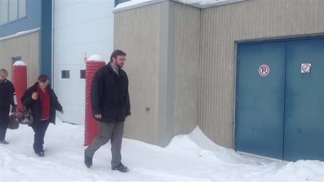L'adjudant à la retraite Paul Ravensdale marche sur la base militaire de Shilo au Manitoba le 28 janvier 2013, où il vient de plaider non coupable aux six accusations qui pèsent contre lui.
