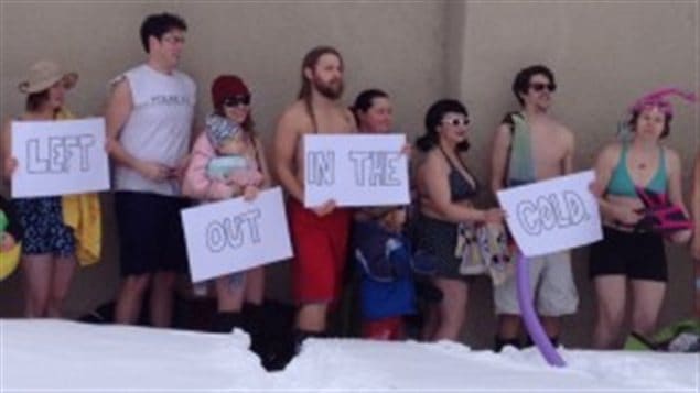 Des manifestants en maillot de bain à la piscine extérieure Maple Leaf de Regina