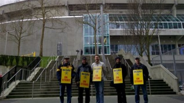 Des syndiqués du BCGEU ont dressé un piquet de grève près de BC Place.