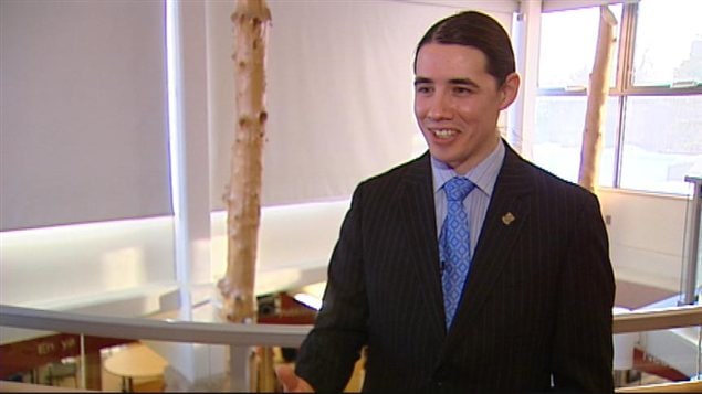 Robert Falcon Ouellette, directeur des programmes autochtones à l'Université du Manitoba, accorde une entrevue à la caméra de Radio-Canada, en janvier 2013.