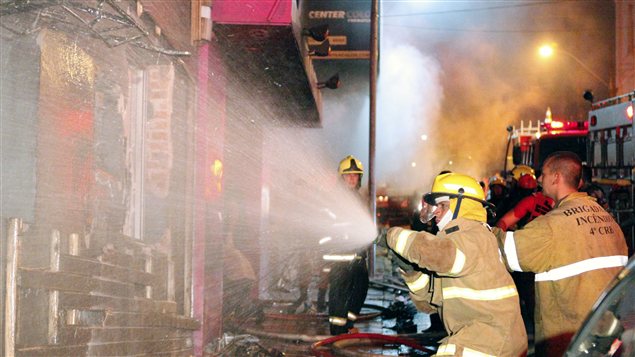 Des pompiers combattent l'incendie dans une discothèque de Santa Maria au Brésil.