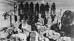 Un homme pratiquant le commerce de la fourrure en Alberta, au Canada, dans les années 1890. Un homme pratiquant le commerce de la fourrure en Alberta, au Canada, dans les années 1890.