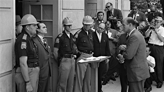 En 1963, le gouverneur de l�Alabama George Wallace, un s�gr�gationniste convaincu, bloque l�acc�s � l�Universit� de l�Alabama dans une tentative d�emp�cher les �tudiants Noirs d�y avoir acc�s. / � Warren K. Leffer, Library of Congress, Wikip�dia