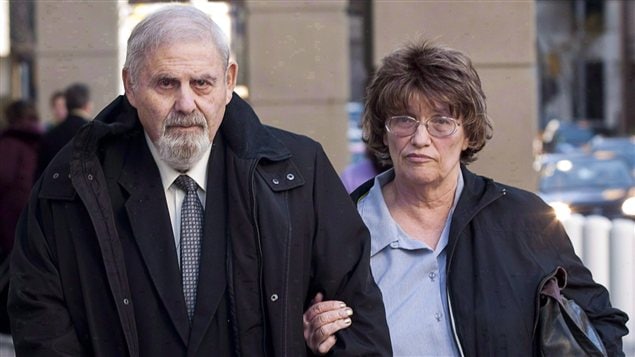 L'ancien psychiatre judiciaire Aubrey Levin, à gauche, quitte le tribunal de Calgary, le 15 octobre 2012, en compagnie de sa femme, Erica Levin.