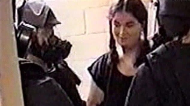 Dans cette image tirée d’une vidéo, on montre Ashley Smith entourée de gardiens dans un établissement de Joliette au Québec. Cette photo a été montrée au juré dans lors d’un procès sur le système carcéral du Canada.