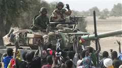 Les soldats fran�ais sont accueillis par les Maliens � leur arriv�e � Tombouctou le 28 janvier 2013.