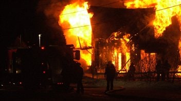 Les pompiers à l'oeuvre lors de l'incendie d'une résidence à l'Ascension