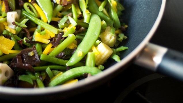 Des légumes dans une poêle